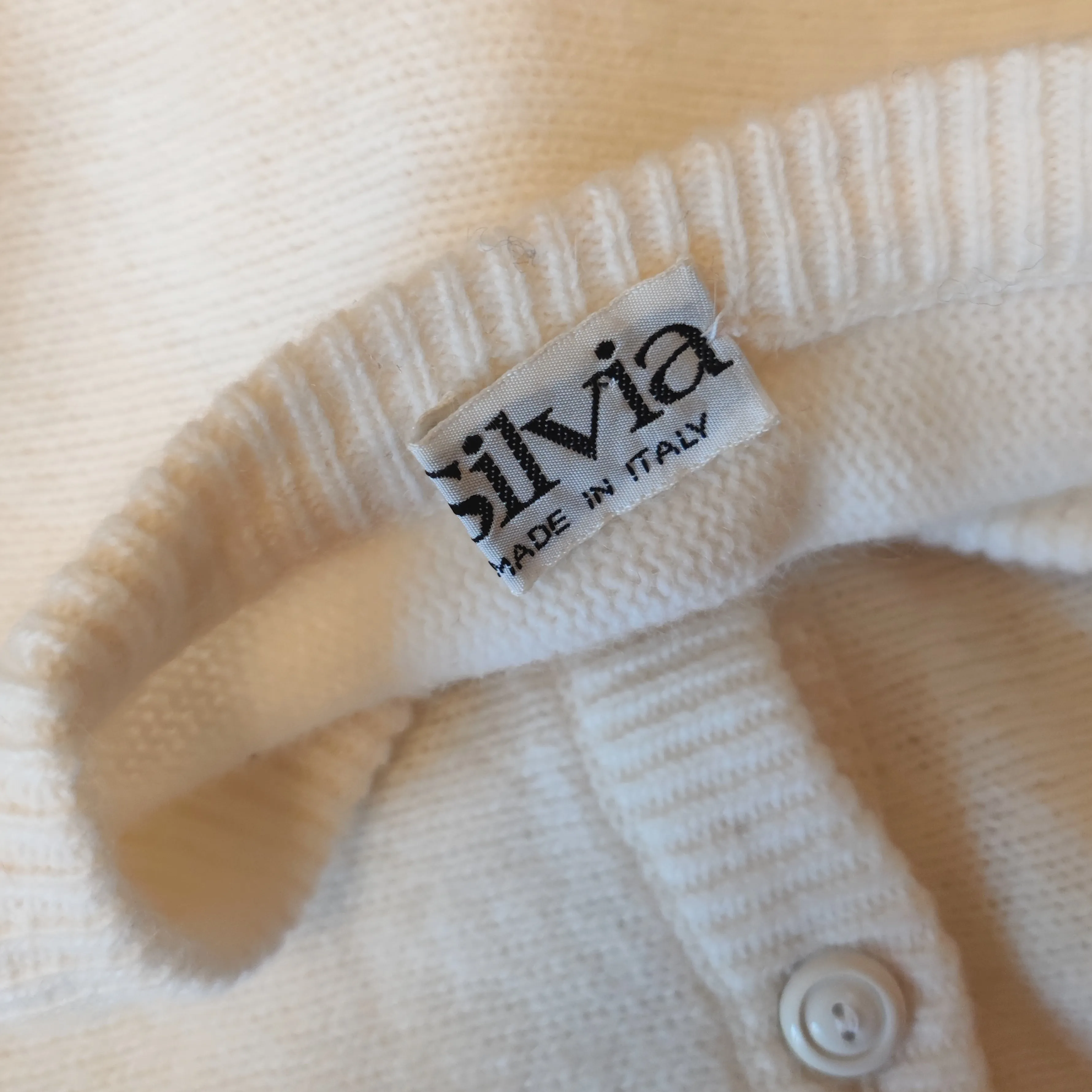 Cardigan vintage bianco con fiore