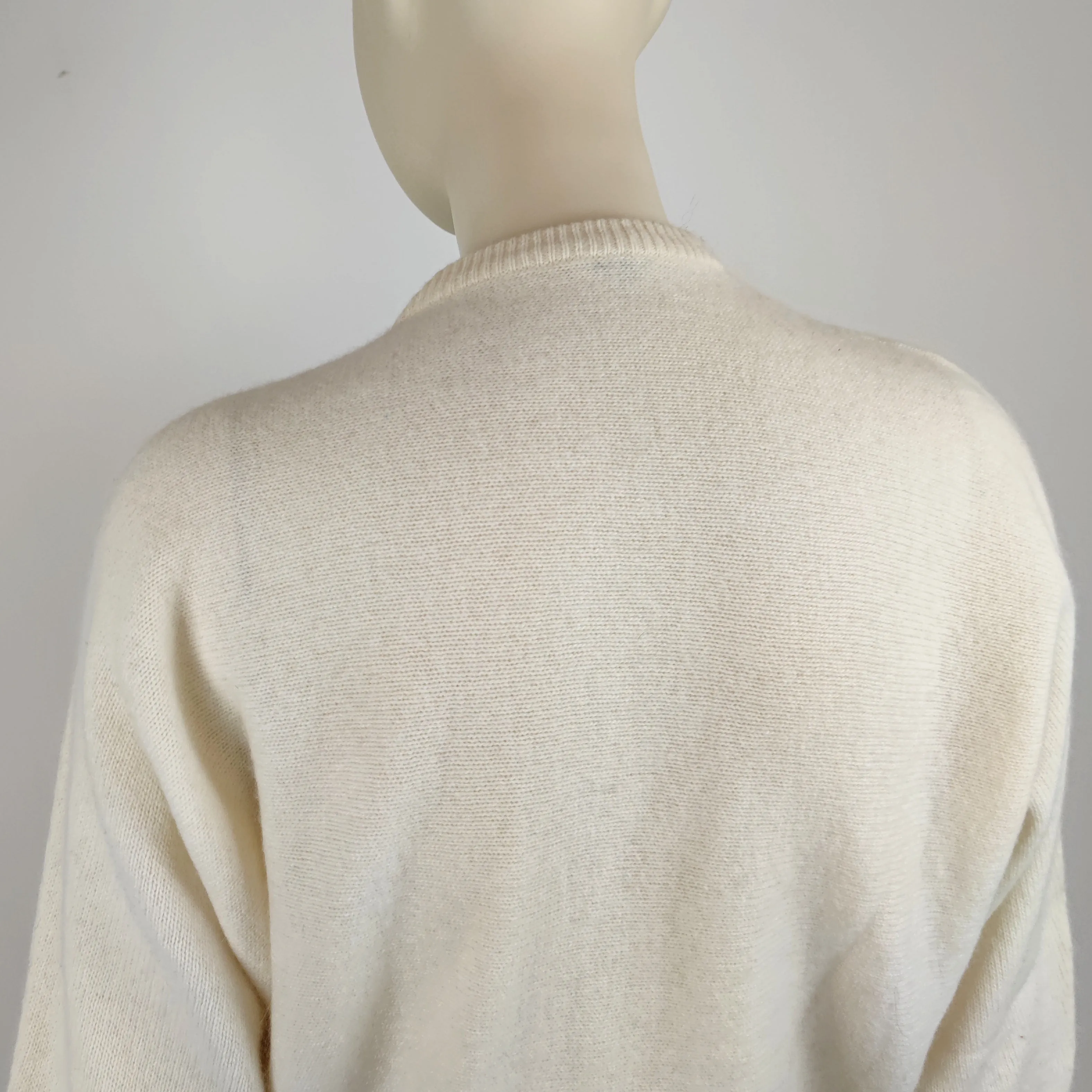 Cardigan vintage bianco con fiore