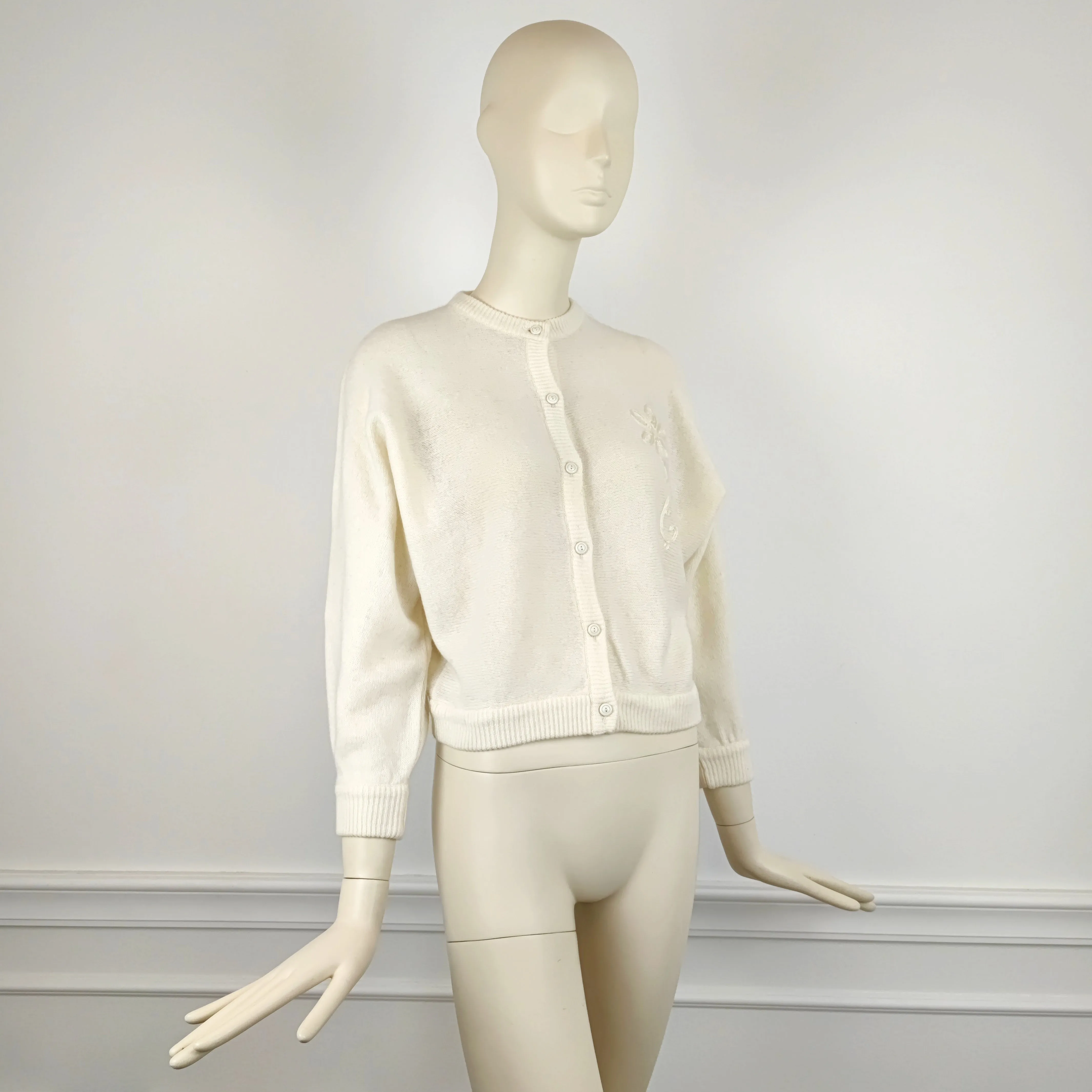 Cardigan vintage bianco con fiore