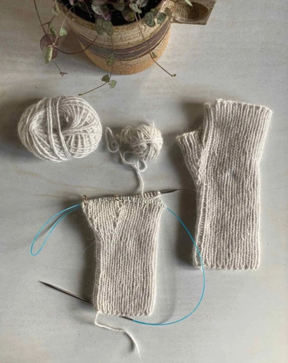 Easy Peasy Filipa wrist warmers by Önling, No 1 knitting kit