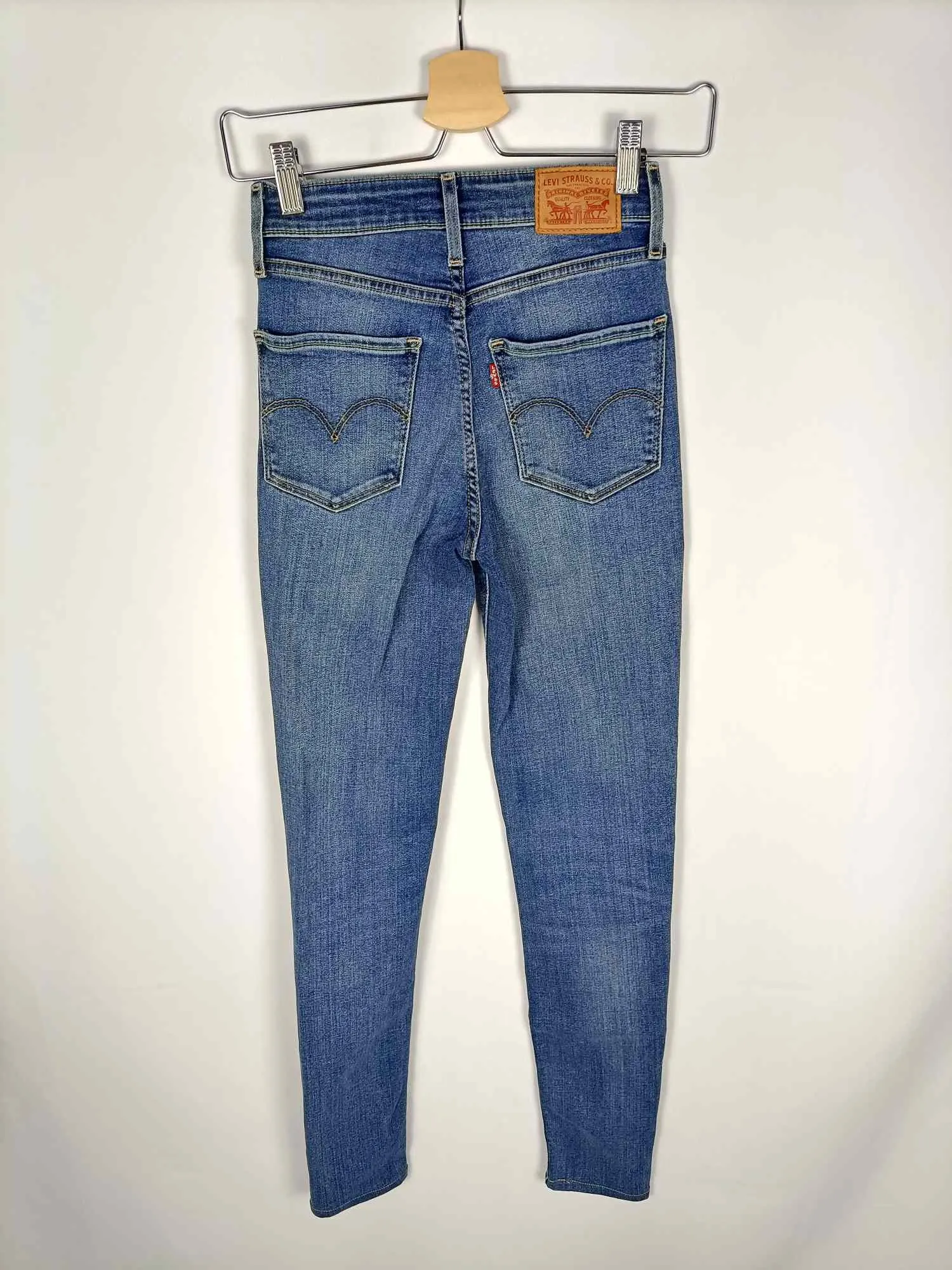 LEVI'S. Jeans clásicos pitillo T.32