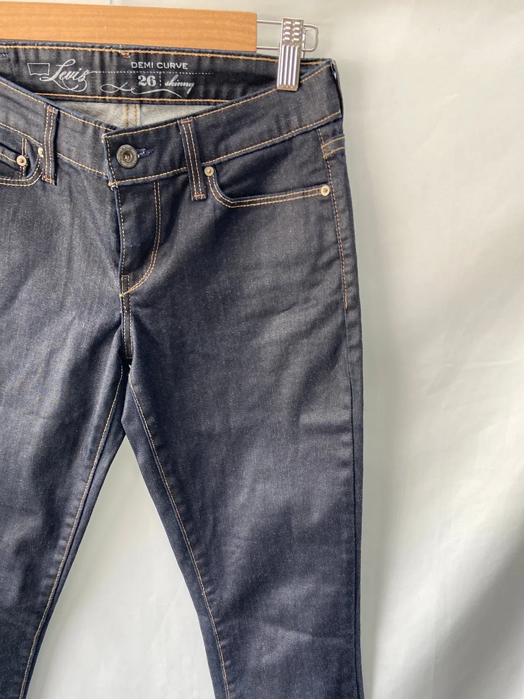LEVI'S. Vaqueros oscuros T.26 (38)